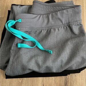 FIGS LIVINGSTON BASIC SCRUB SIZE L GRAPHITE like new!